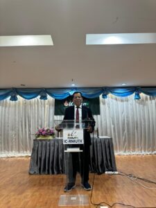 Akselerasi Prestasi Global: ITB AAS Indonesia Buka Pendaftaran Delegasi Thailand 2027 bagi Dosen dan Mahasiswa PTN/PTS se-Indonesia SURAKARTA – ITB AAS Indonesia kembali memperkuat posisinya sebagai pionir kolaborasi akademik internasional dengan membuka pendaftaran delegasi akademik menuju International College Rajamangala University of Technology Krungthep di Bangkok, Thailand. Program internasional ini menjadi salah satu agenda rutin tahunan yang dilaksanakan setiap bulan Februari sebagai implementasi nyata dari kerja sama strategis berbasis MoU dan MoA jangka panjang berdurasi lima tahun antara kedua institusi pendidikan tinggi tersebut. Untuk keberangkatan Februari 2027, ITB AAS Indonesia secara resmi mengundang dosen dan mahasiswa aktif dari seluruh Perguruan Tinggi Negeri (PTN) maupun Perguruan Tinggi Swasta (PTS) di Indonesia untuk bergabung dalam konsorsium delegasi nasional menuju Thailand. Program ini dirancang sebagai wadah pengembangan kompetensi global, peningkatan rekognisi internasional, sekaligus penguatan jejaring akademik lintas negara. Program Unggulan bagi Dosen: Pengalaman Mengajar di Kelas Internasional Delegasi dosen akan memperoleh berbagai pengalaman profesional internasional yang relevan untuk mendukung pencapaian IKU (Indikator Kinerja Utama) perguruan tinggi. Salah satu program unggulan adalah International Teaching Experience, di mana dosen mendapatkan kesempatan mengajar langsung di kelas internasional ICUTK menggunakan bahasa Inggris sebagai bahasa pengantar. Selain itu, dosen juga akan terlibat dalam program Visiting Professor & International Seminar sebagai pembicara dan pakar tamu pada forum akademik internasional. Kegiatan ini memberikan pengalaman akademik global sekaligus memperluas relasi profesional dengan akademisi dari berbagai negara. Program berikutnya adalah Global Community Service (Pengabdian Masyarakat), yaitu pelaksanaan pengabdian masyarakat internasional yang tersertifikasi secara global. Dosen juga akan memperoleh kesempatan melakukan Research Partnership, termasuk penandatanganan Implementation Arrangement (IA) untuk kolaborasi riset dan hibah internasional bersama institusi mitra di Thailand. Program Unggulan bagi Mahasiswa: KKN Internasional dan Kompetisi Akademik Mahasiswa yang tergabung dalam delegasi Thailand 2027 akan mendapatkan pengalaman internasional yang komprehensif melalui berbagai program akademik dan non-akademik. Melalui program Student Exchange & Transfer Credit, mahasiswa akan mengikuti perkuliahan intensif selama satu bulan di Thailand yang dapat dikonversi menjadi 10 SKS di kampus asal masing-masing. Selain itu, mahasiswa juga akan mengikuti program KKN Internasional, yaitu praktik pengabdian masyarakat secara langsung di lingkungan sosial Thailand. Program ini dirancang untuk meningkatkan kemampuan komunikasi lintas budaya, kepemimpinan global, serta pengalaman sosial internasional mahasiswa Indonesia. Mahasiswa delegasi juga akan tampil dalam International Student Seminar sebagai pembicara seminar internasional. Kegiatan ini sekaligus menjadi ajang kompetisi akademik bergengsi untuk memperebutkan penghargaan Best Paper dan Best Presenter. Pendaftaran Delegasi Nasional Dibuka untuk Seluruh Indonesia Pihak manajemen ITB AAS Indonesia menyampaikan bahwa program ini dirancang secara inklusif dan terbuka bagi seluruh kampus di Indonesia. “Program ini kami rancang sebagai wadah inklusif. Kami mengundang kolega dosen dan mahasiswa dari seluruh penjuru Indonesia, baik PTN maupun PTS, untuk merasakan atmosfer akademik internasional di Thailand pada Februari 2027 mendatang,” ungkap pihak manajemen ITB AAS Indonesia. Melalui kepemimpinan ITB AAS Indonesia, seluruh proses administrasi, pengakuan kredit, hingga sertifikasi internasional akan dikelola secara profesional untuk memastikan kemudahan bagi seluruh kampus mitra yang bergabung. Program ini juga tetap dikoordinasikan secara resmi bersama Kedutaan Besar Republik Indonesia guna memastikan kelancaran pelaksanaan kegiatan di Thailand. Informasi Pendaftaran Delegasi Nasional Thailand 2027 Kantor Urusan Internasional ITB AAS Indonesia Jl. Slamet Riyadi No. 361, Windan, Makamhaji, Kartasura, Sukoharjo Telepon/Fax: (0271) 726156 Website: www.itbaas.ac.id Email: info@itbaas.ac.id Program delegasi internasional ini menjadi peluang besar bagi dosen dan mahasiswa Indonesia untuk meningkatkan kapasitas global, memperluas pengalaman internasional, serta membangun rekam jejak akademik bertaraf dunia bersama ITB AAS Indonesia dan ICUTK Thailand.