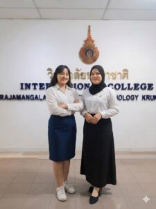 Akselerasi Prestasi Global: ITB AAS Indonesia Buka Pendaftaran Delegasi Thailand 2027 bagi Dosen dan Mahasiswa PTN/PTS se-Indonesia SURAKARTA – ITB AAS Indonesia kembali memperkuat posisinya sebagai pionir kolaborasi akademik internasional dengan membuka pendaftaran delegasi akademik menuju International College Rajamangala University of Technology Krungthep di Bangkok, Thailand. Program internasional ini menjadi salah satu agenda rutin tahunan yang dilaksanakan setiap bulan Februari sebagai implementasi nyata dari kerja sama strategis berbasis MoU dan MoA jangka panjang berdurasi lima tahun antara kedua institusi pendidikan tinggi tersebut. Untuk keberangkatan Februari 2027, ITB AAS Indonesia secara resmi mengundang dosen dan mahasiswa aktif dari seluruh Perguruan Tinggi Negeri (PTN) maupun Perguruan Tinggi Swasta (PTS) di Indonesia untuk bergabung dalam konsorsium delegasi nasional menuju Thailand. Program ini dirancang sebagai wadah pengembangan kompetensi global, peningkatan rekognisi internasional, sekaligus penguatan jejaring akademik lintas negara. Program Unggulan bagi Dosen: Pengalaman Mengajar di Kelas Internasional Delegasi dosen akan memperoleh berbagai pengalaman profesional internasional yang relevan untuk mendukung pencapaian IKU (Indikator Kinerja Utama) perguruan tinggi. Salah satu program unggulan adalah International Teaching Experience, di mana dosen mendapatkan kesempatan mengajar langsung di kelas internasional ICUTK menggunakan bahasa Inggris sebagai bahasa pengantar. Selain itu, dosen juga akan terlibat dalam program Visiting Professor & International Seminar sebagai pembicara dan pakar tamu pada forum akademik internasional. Kegiatan ini memberikan pengalaman akademik global sekaligus memperluas relasi profesional dengan akademisi dari berbagai negara. Program berikutnya adalah Global Community Service (Pengabdian Masyarakat), yaitu pelaksanaan pengabdian masyarakat internasional yang tersertifikasi secara global. Dosen juga akan memperoleh kesempatan melakukan Research Partnership, termasuk penandatanganan Implementation Arrangement (IA) untuk kolaborasi riset dan hibah internasional bersama institusi mitra di Thailand. Program Unggulan bagi Mahasiswa: KKN Internasional dan Kompetisi Akademik Mahasiswa yang tergabung dalam delegasi Thailand 2027 akan mendapatkan pengalaman internasional yang komprehensif melalui berbagai program akademik dan non-akademik. Melalui program Student Exchange & Transfer Credit, mahasiswa akan mengikuti perkuliahan intensif selama satu bulan di Thailand yang dapat dikonversi menjadi 10 SKS di kampus asal masing-masing. Selain itu, mahasiswa juga akan mengikuti program KKN Internasional, yaitu praktik pengabdian masyarakat secara langsung di lingkungan sosial Thailand. Program ini dirancang untuk meningkatkan kemampuan komunikasi lintas budaya, kepemimpinan global, serta pengalaman sosial internasional mahasiswa Indonesia. Mahasiswa delegasi juga akan tampil dalam International Student Seminar sebagai pembicara seminar internasional. Kegiatan ini sekaligus menjadi ajang kompetisi akademik bergengsi untuk memperebutkan penghargaan Best Paper dan Best Presenter. Pendaftaran Delegasi Nasional Dibuka untuk Seluruh Indonesia Pihak manajemen ITB AAS Indonesia menyampaikan bahwa program ini dirancang secara inklusif dan terbuka bagi seluruh kampus di Indonesia. “Program ini kami rancang sebagai wadah inklusif. Kami mengundang kolega dosen dan mahasiswa dari seluruh penjuru Indonesia, baik PTN maupun PTS, untuk merasakan atmosfer akademik internasional di Thailand pada Februari 2027 mendatang,” ungkap pihak manajemen ITB AAS Indonesia. Melalui kepemimpinan ITB AAS Indonesia, seluruh proses administrasi, pengakuan kredit, hingga sertifikasi internasional akan dikelola secara profesional untuk memastikan kemudahan bagi seluruh kampus mitra yang bergabung. Program ini juga tetap dikoordinasikan secara resmi bersama Kedutaan Besar Republik Indonesia guna memastikan kelancaran pelaksanaan kegiatan di Thailand. Informasi Pendaftaran Delegasi Nasional Thailand 2027 Kantor Urusan Internasional ITB AAS Indonesia Jl. Slamet Riyadi No. 361, Windan, Makamhaji, Kartasura, Sukoharjo Telepon/Fax: (0271) 726156 Website: www.itbaas.ac.id Email: info@itbaas.ac.id Program delegasi internasional ini menjadi peluang besar bagi dosen dan mahasiswa Indonesia untuk meningkatkan kapasitas global, memperluas pengalaman internasional, serta membangun rekam jejak akademik bertaraf dunia bersama ITB AAS Indonesia dan ICUTK Thailand.