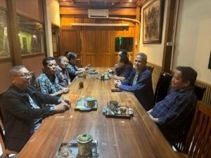 Volatilitas nilai tukar Rupiah terhadap Dolar Amerika Serikat mendorong perlunya kebijakan moneter yang lebih efektif dan berdampak langsung. Selama ini, kebijakan Devisa Hasil Ekspor (DHE) melalui mekanisme penempatan atau “parkir devisa” dinilai belum mampu memperkuat Rupiah secara signifikan di pasar spot.