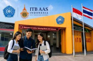 Mahasiswa ITB AAS Indonesia bersama program internasional IC-UTK Thailand di kampus modern dengan bendera Indonesia dan Thailand untuk program kuliah dual degree internasional Solo Raya.
