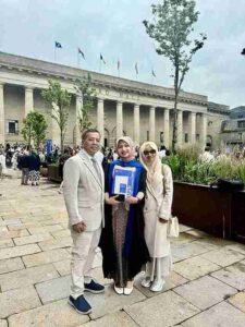 Dr. Serly Andini Restu Putri, Ph.D. saat prosesi wisuda doktor di University of Dundee, Skotlandia, Inggris, didampingi keluarga dan Pembina Yayasan Amaliyah Ilmi Surakarta.