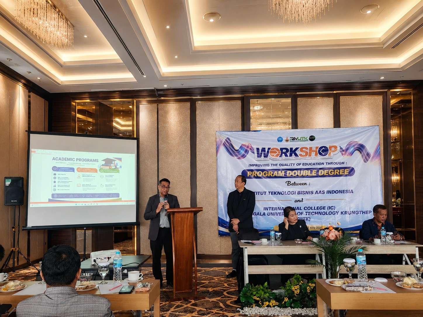 Institut Teknologi Bisnis (ITB) AAS Indonesia resmi mengimplementasikan Program Dual Degree Bachelor of Business Administration (BBA) dan Master of Business Administration (MBA) bekerja sama dengan International College, Rajamangala University of Technology Krungthep (RMUTK), Thailand, mulai Semester Ganjil Tahun Akademik 2026/2027.